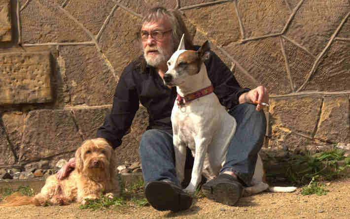 Autor mit zwei Hunden