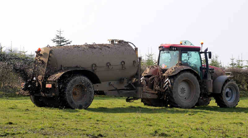 Traktor und Güllewagen